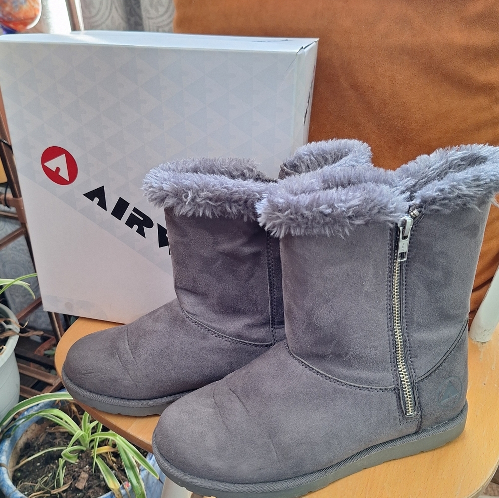 Airwalk Gray Winter Boots Fur Lined Women's Size 7 EUC